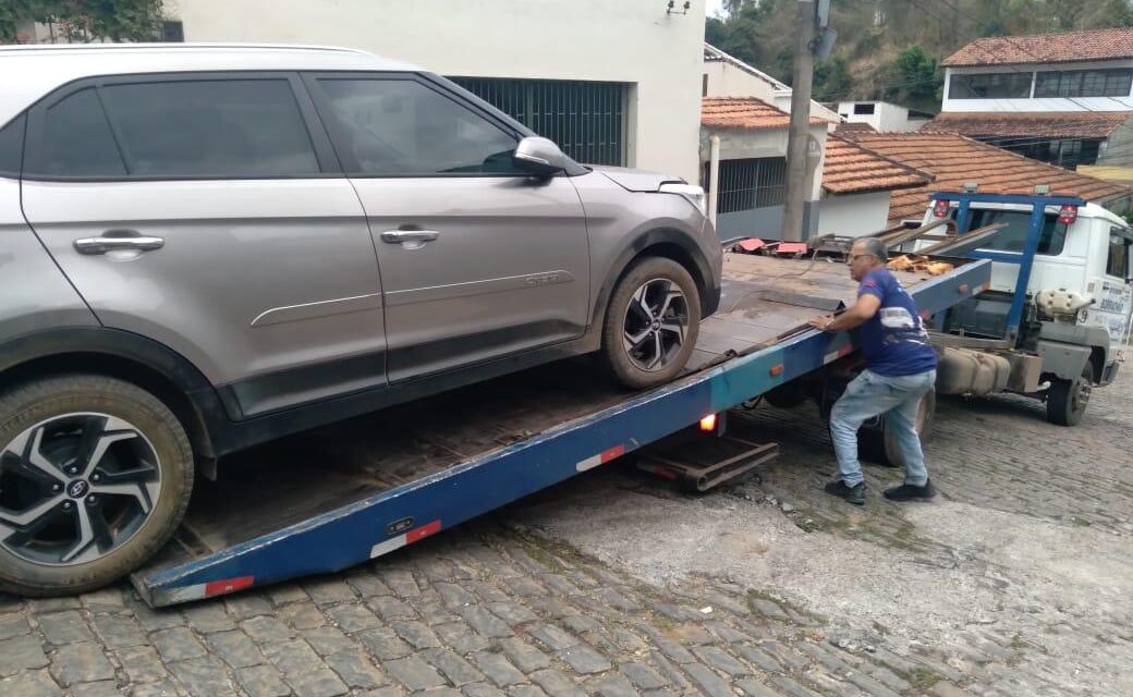 Guarda civil municipal de Itaperuna encontra carro furtado com placa clonada.