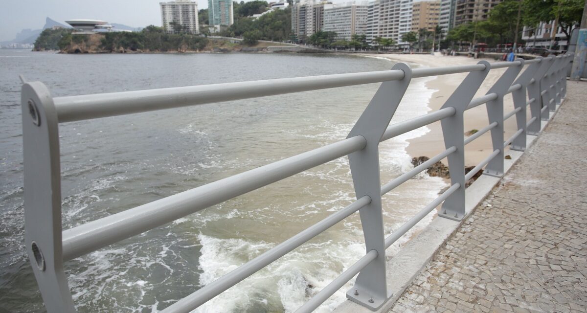 Prefeitura de Niterói já substituiu 20 metros do guarda-corpo de Icaraí