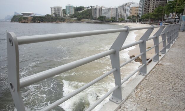 Prefeitura de Niterói já substituiu 20 metros do guarda-corpo de Icaraí