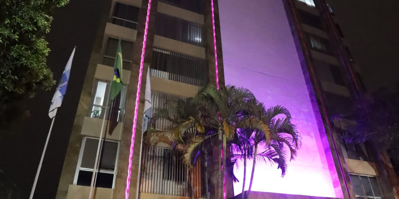 Prédio da Prefeitura de Niterói tem iluminação especial em referência ao Outubro Rosa