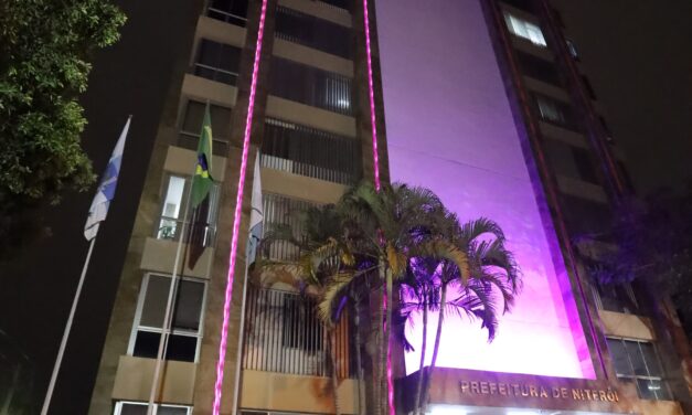 Prédio da Prefeitura de Niterói tem iluminação especial em referência ao Outubro Rosa