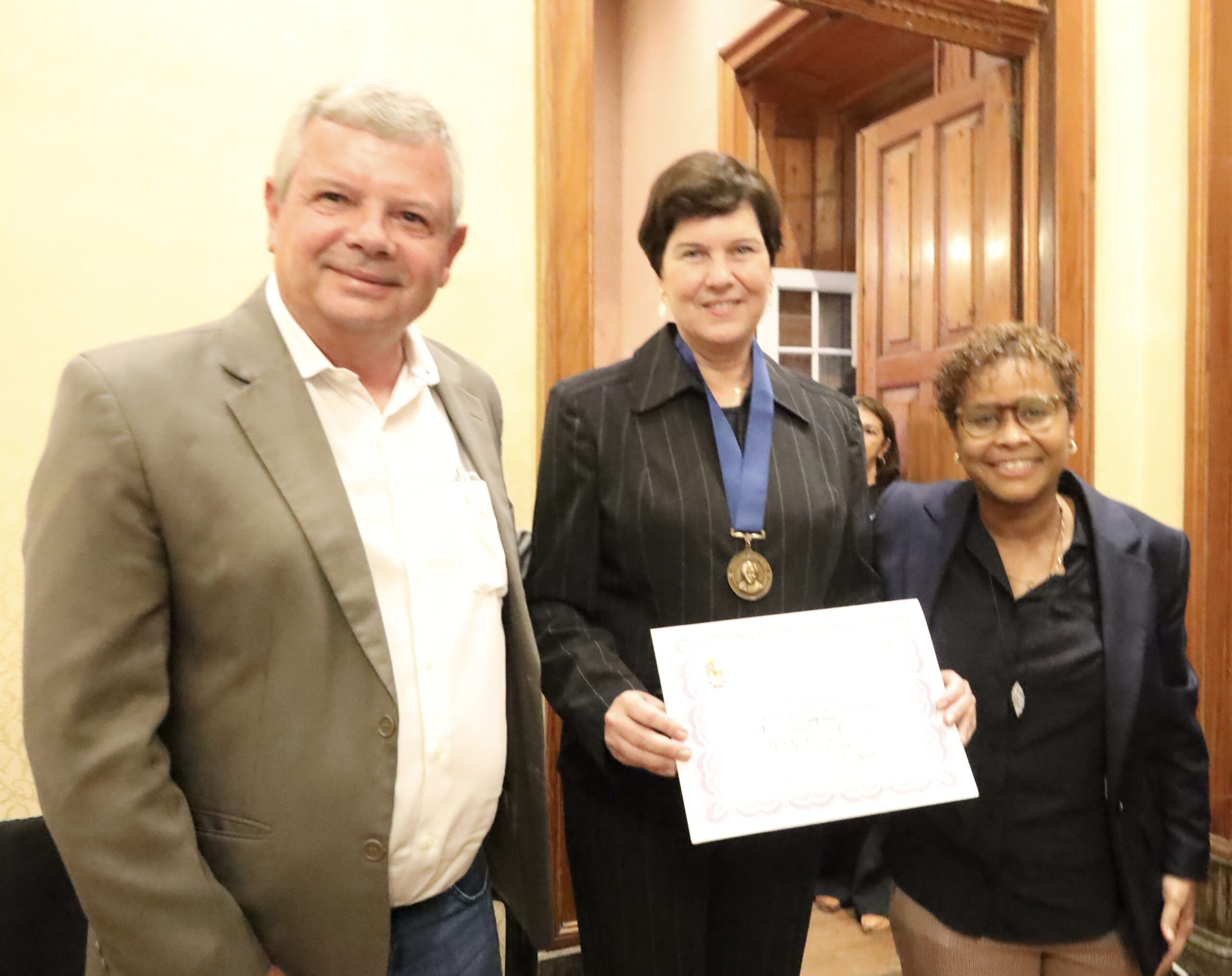 Primeira-dama de Niterói recebe medalha Zilda Arns por ações na Campanha Niterói Solidária