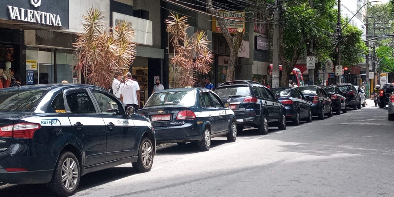 Taxistas de Niterói autorizados a circular com bandeira 2 em dezembro