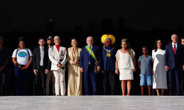 Lula, ovacionado, recebe faixa presidencial das mãos de mulher negra ao lado do cacique Raoni