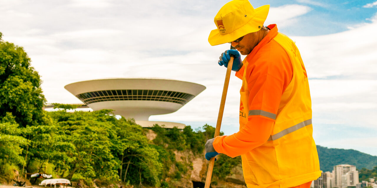 Clin entrega uniformes com proteção a radiação ultravioleta para os garis