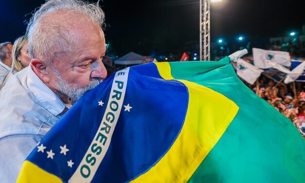 Lula revoga 11 decretos, inclusive sobre armas