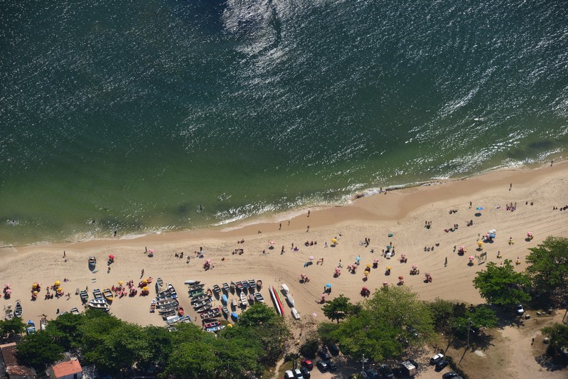 Ação coletiva em defesa da vida marinha na praia de Itaipu