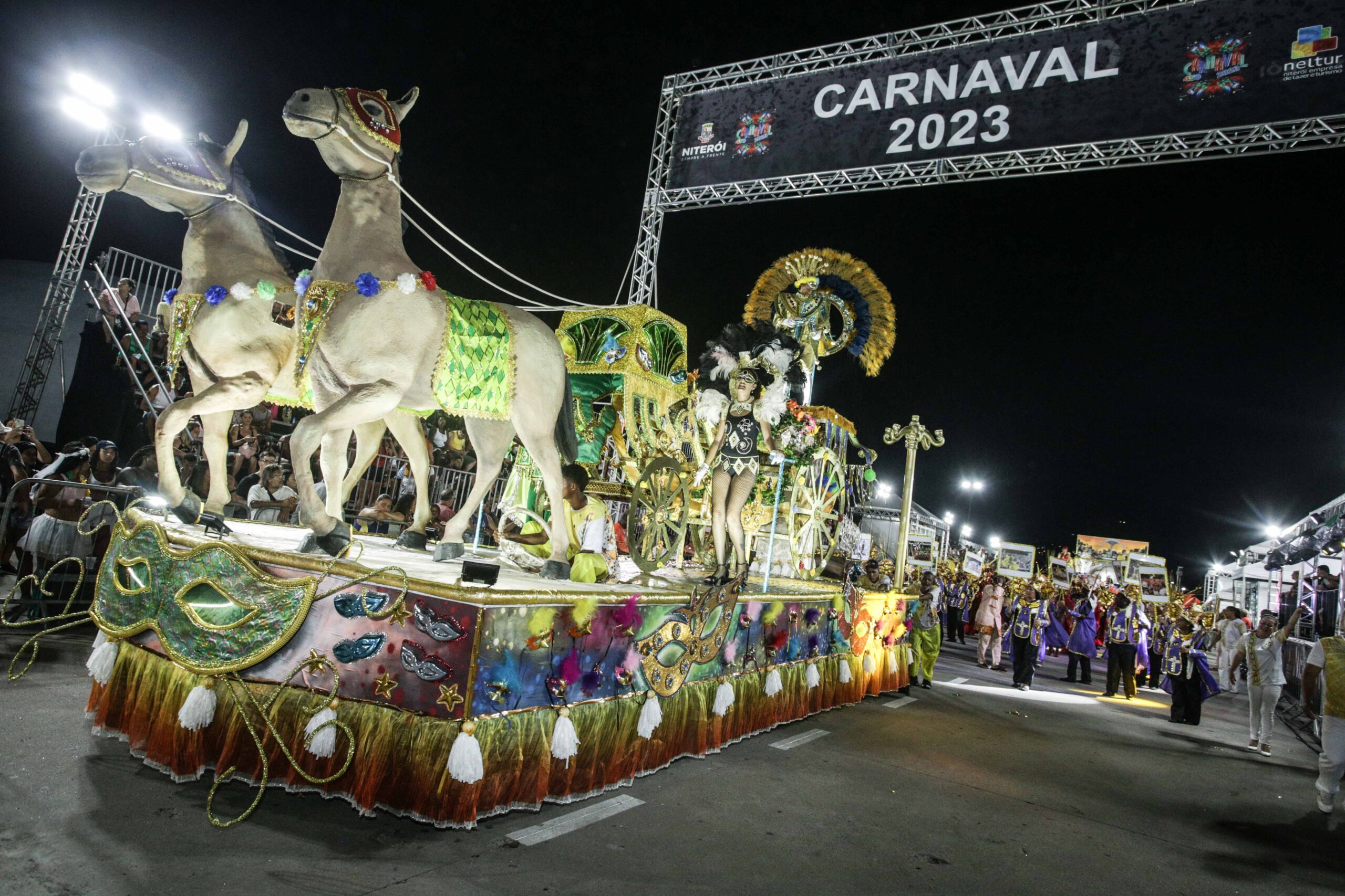 Niterói escolhe as campeãs do desfile das escolas de samba nesta terça-feira
