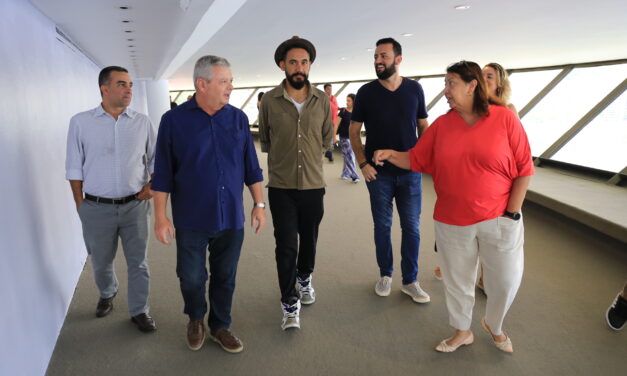 Kobra visita MAC em companhia do Prefeito de Niterói