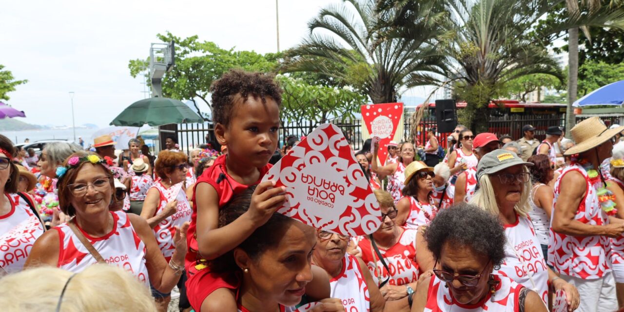 Cordão do Bola Branca agita Praia de Icaraí