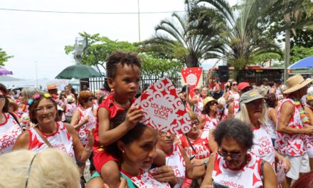 Cordão do Bola Branca agita Praia de Icaraí