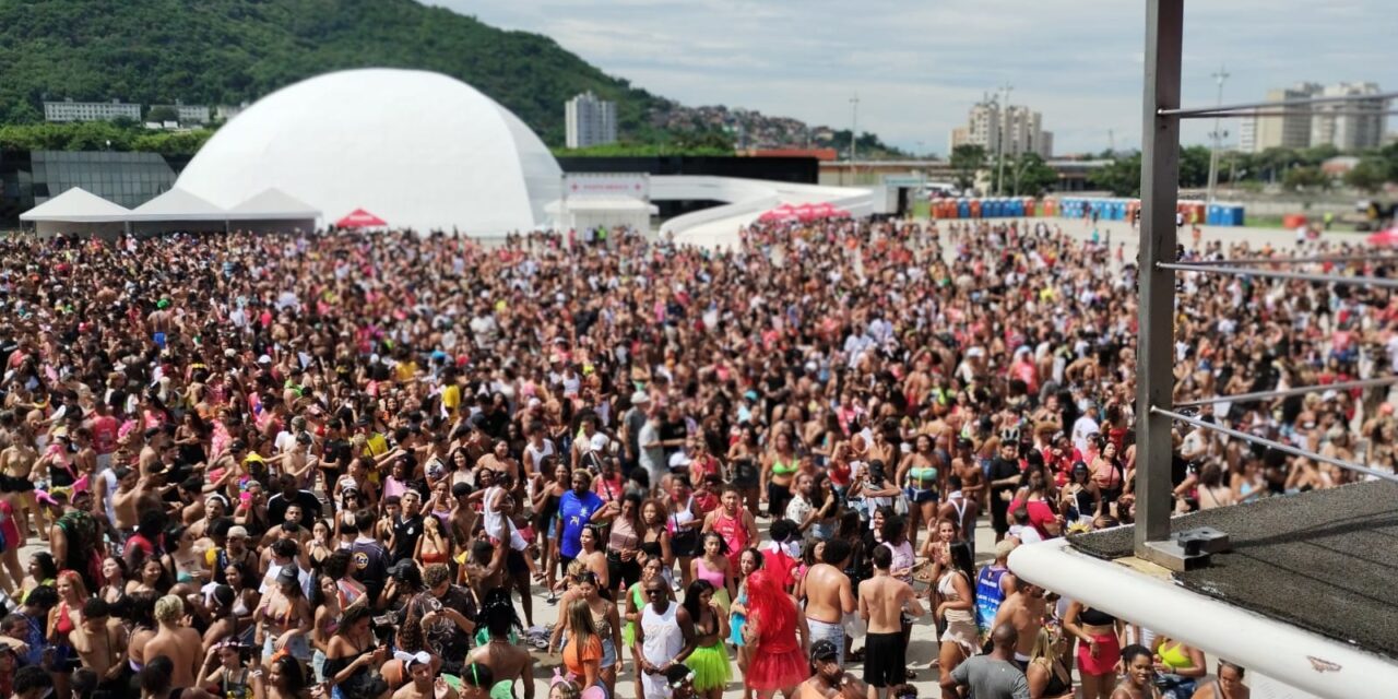 Banda do Ingá leva multidão ao Caminho Niemeyer