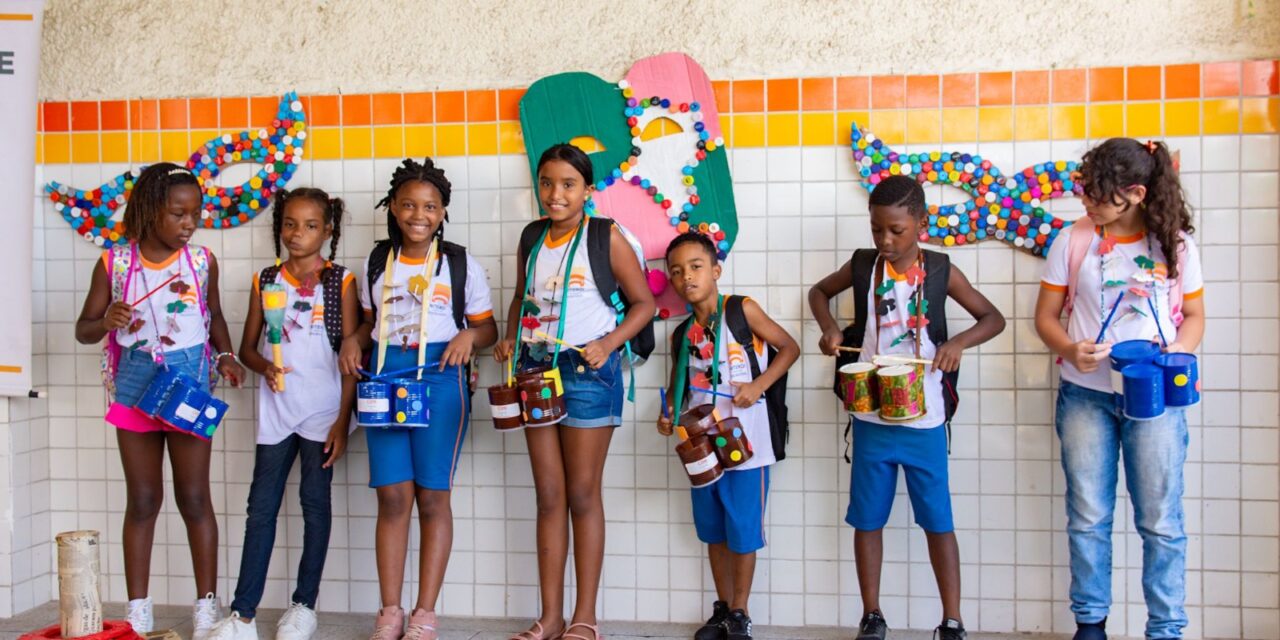 Clin leva carnaval sustentável para escola da rede pública de Niterói