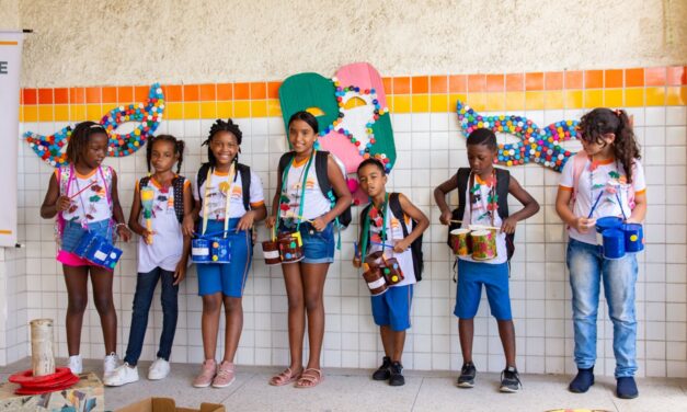 Clin leva carnaval sustentável para escola da rede pública de Niterói