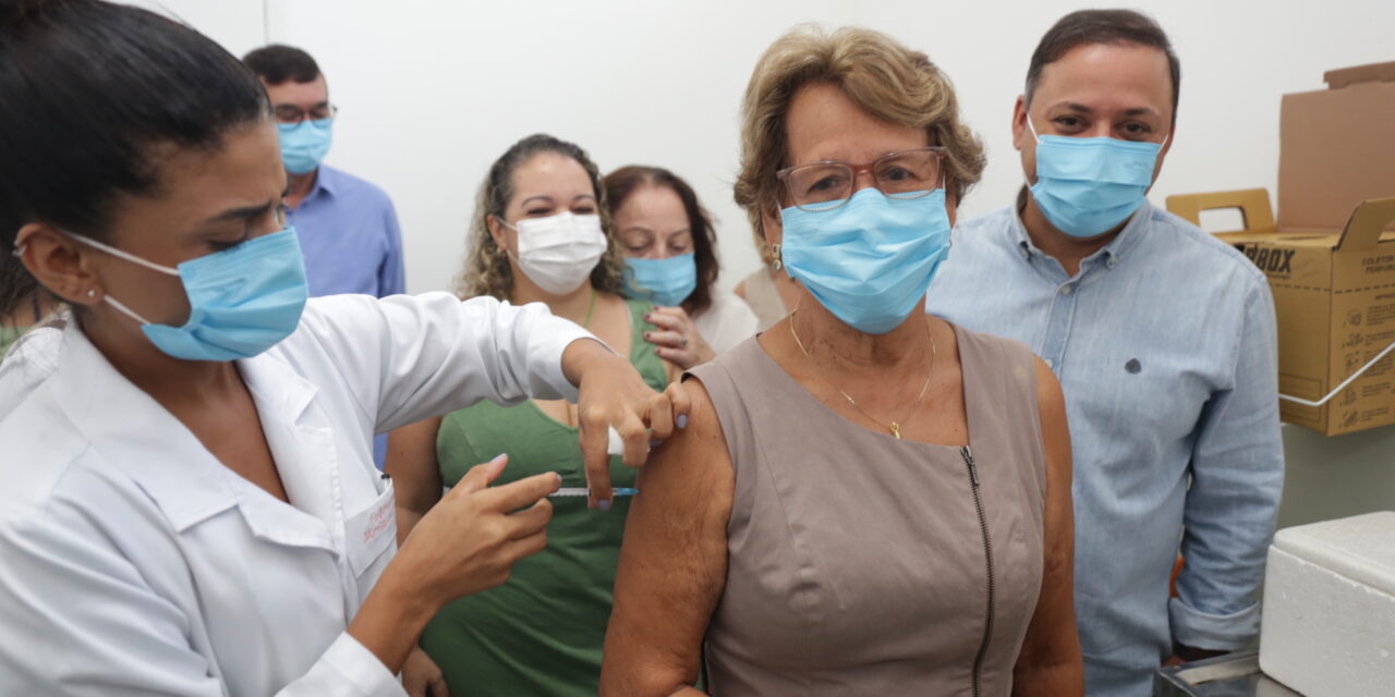 Niterói começa a vacinar idosos com 70 anos ou mais com a Pfizer Bivalente