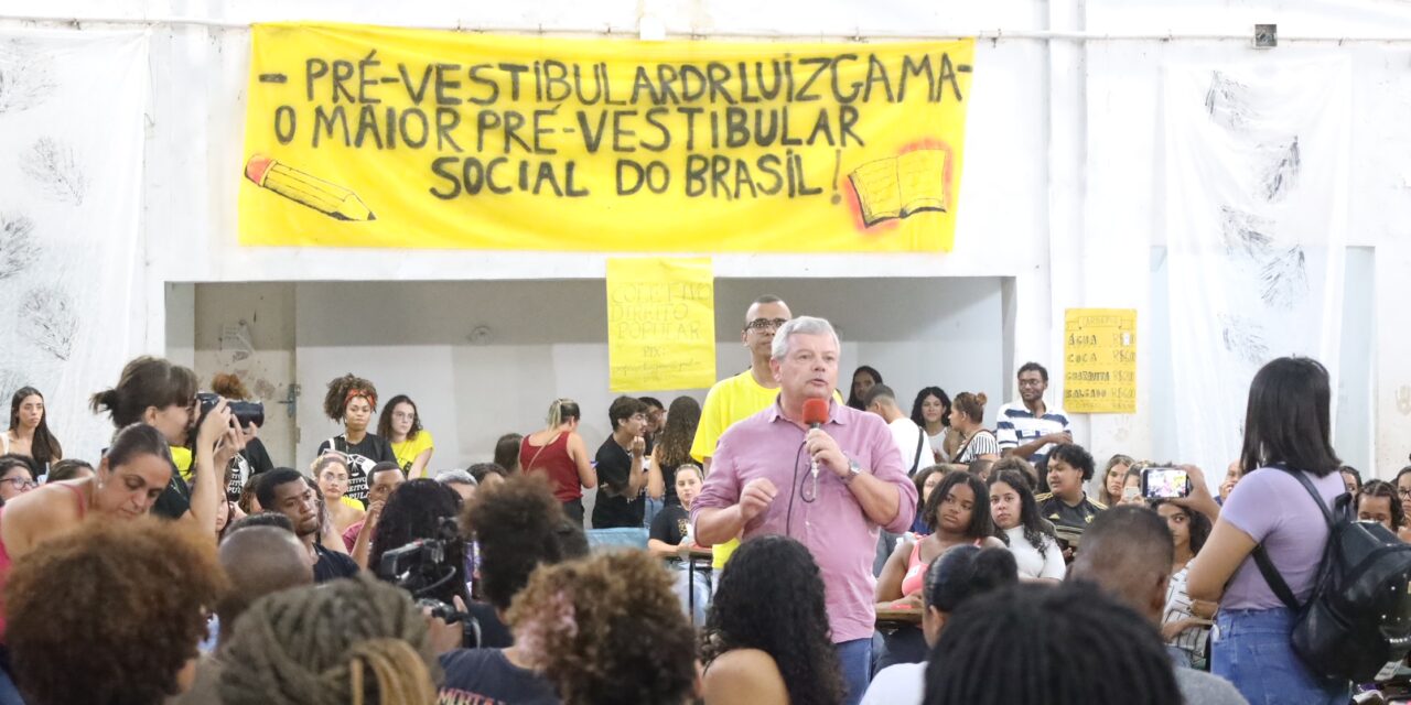 Prefeito de Niterói participa de aula inaugural do pré-vestibular social da UFF