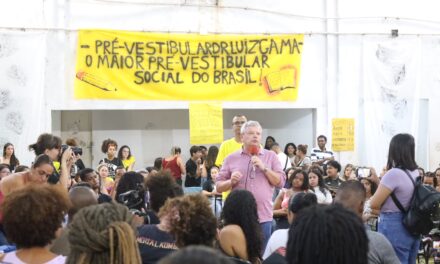 Prefeito de Niterói participa de aula inaugural do pré-vestibular social da UFF