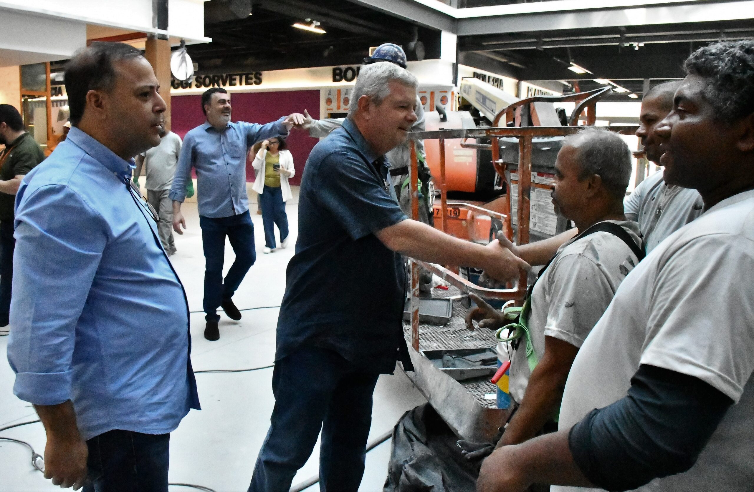 Comitiva da Prefeitura visita obras do Mercado Municipal de Niterói