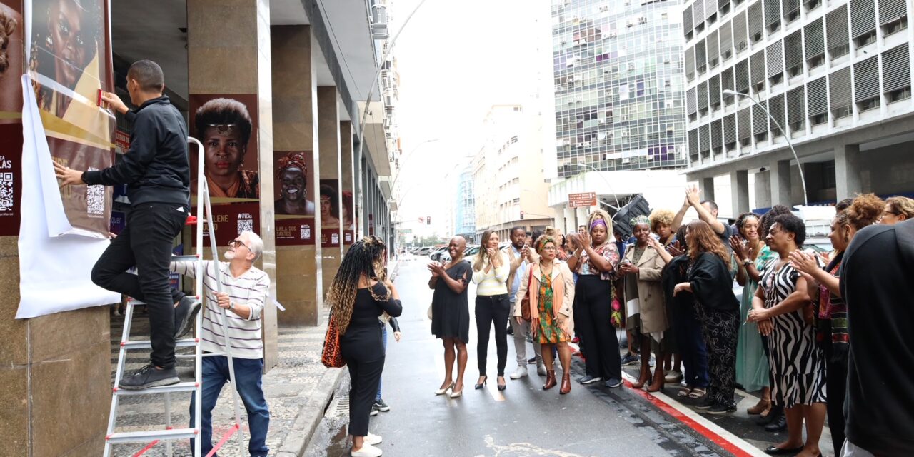 Painéis da exposição “Presença D´Elas: a Potência da Mulher Preta” são recolocados na Avenida Amaral Peixoto