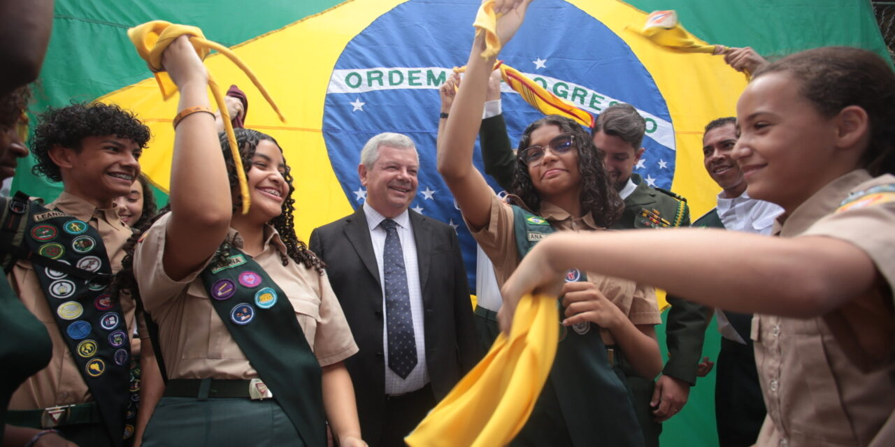 Axel Grael participa de cerimônia de comemoração pelo Dia do Soldado