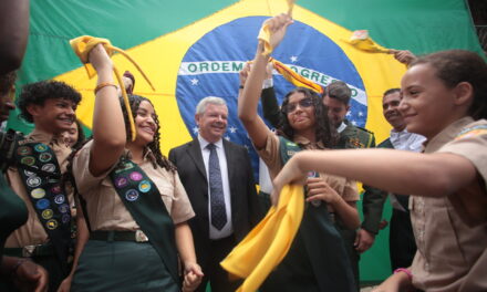 Axel Grael participa de cerimônia de comemoração pelo Dia do Soldado