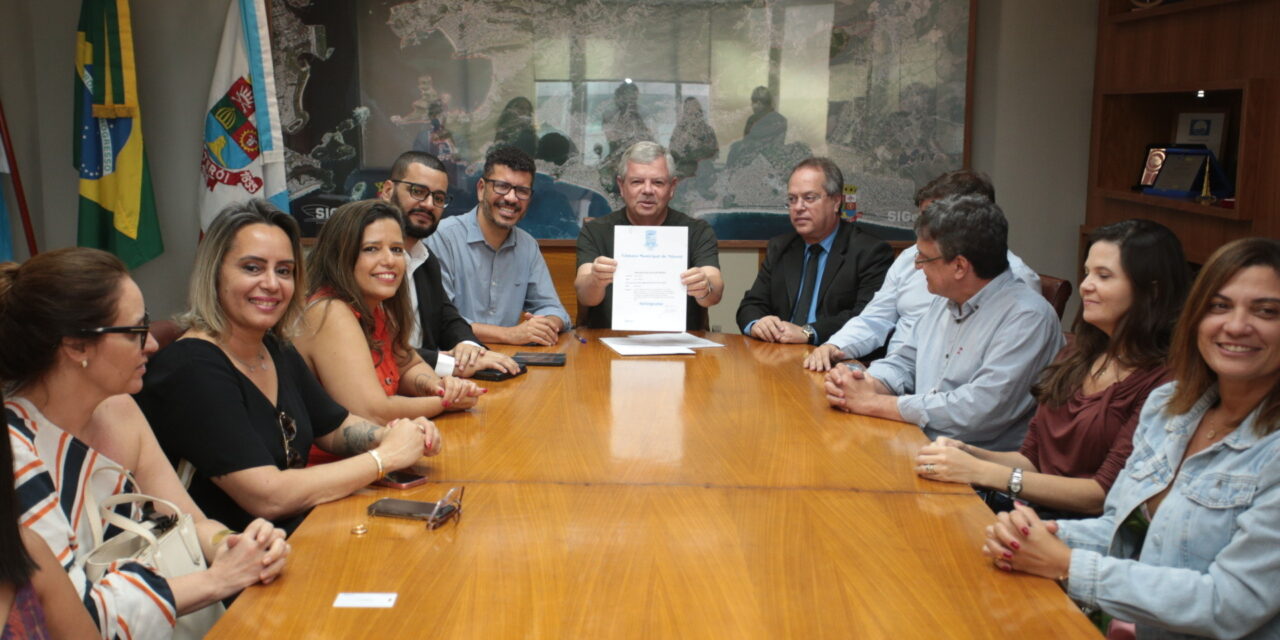 Prefeito Axel Grael sanciona aumento do piso salarial dos professores da rede municipal de Niterói