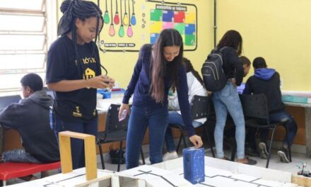 Estudantes de escola municipal de Niterói se preparam para a etapa nacional da Olimpíada Brasileira de Robótica 