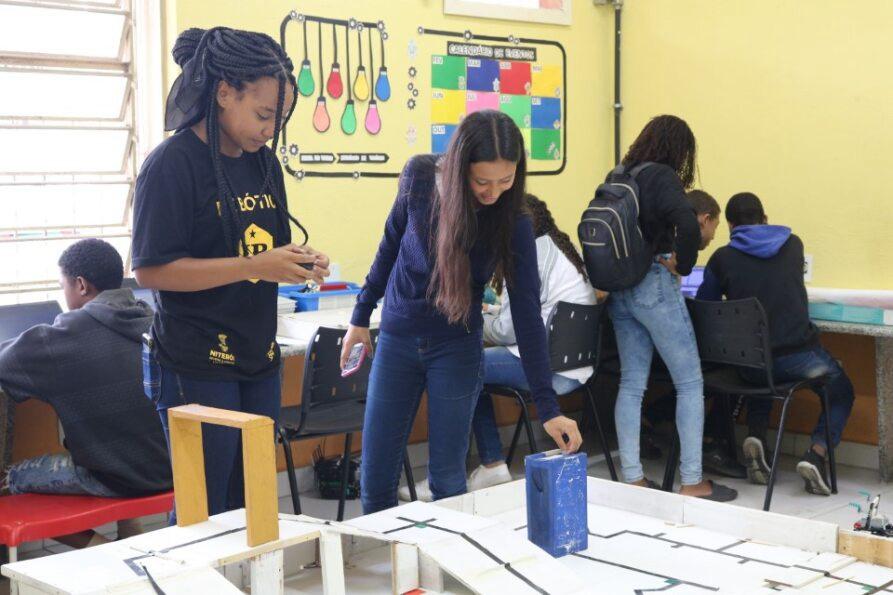 Estudantes de escola municipal de Niterói se preparam para a etapa nacional da Olimpíada Brasileira de Robótica 