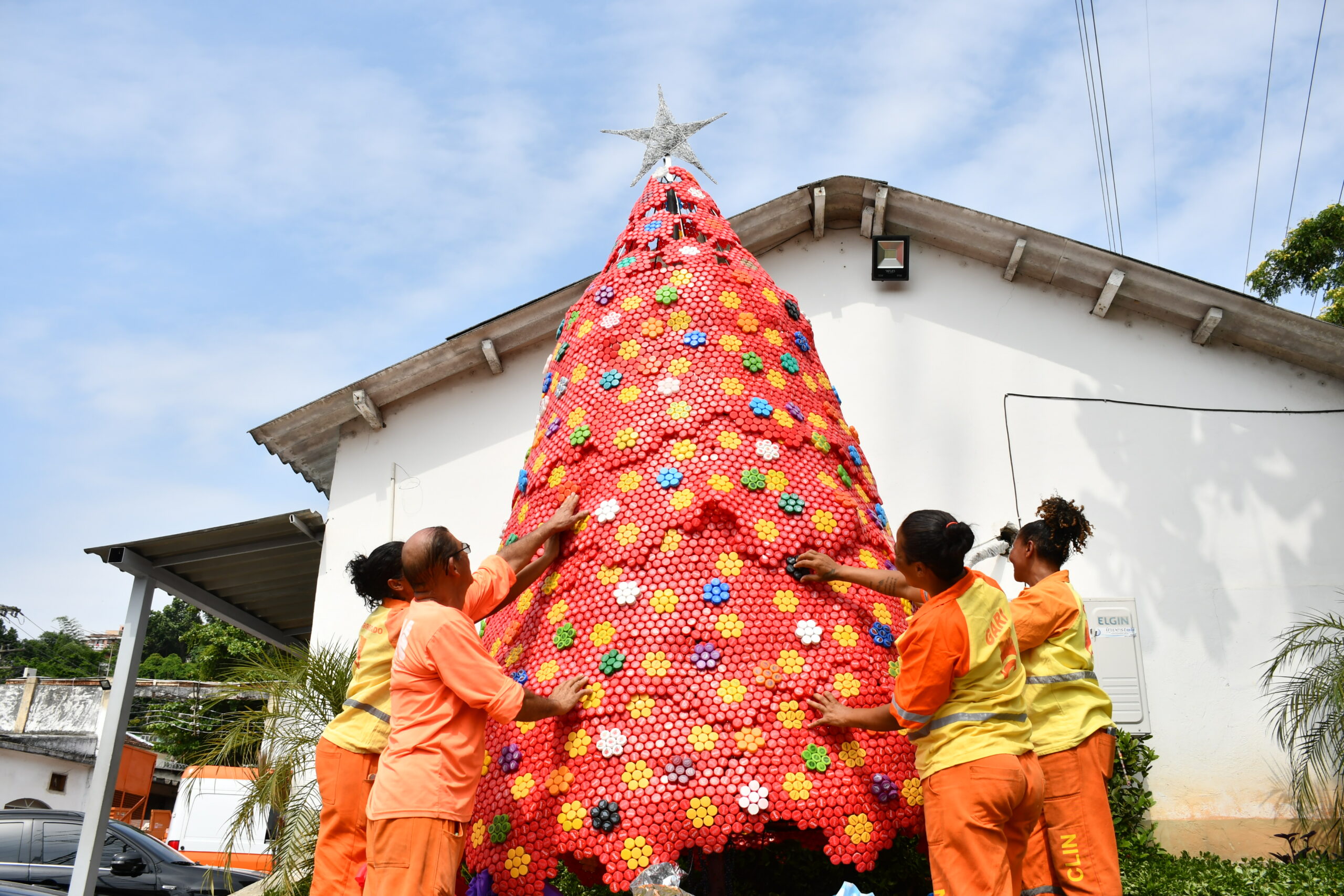 Clin monta a sua tradicional árvore de Natal reciclável na sede da empresa