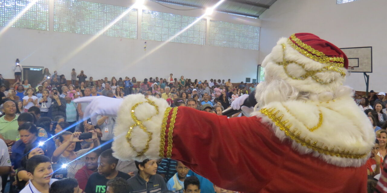 PAPAI NOEL É RECEBIDO PELAS CRIANÇAS DA PESTALOZZI DE NITERÓI 