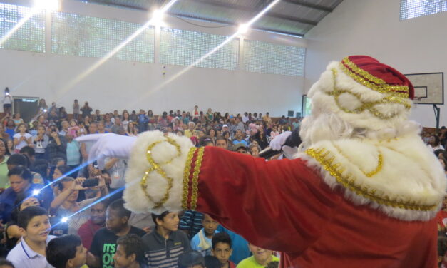 PAPAI NOEL É RECEBIDO PELAS CRIANÇAS DA PESTALOZZI DE NITERÓI 