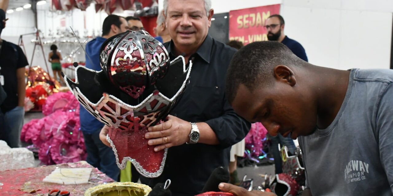 Prefeito Axel Grael acompanha de perto preparativos para o desfile da Unidos do Viradouro