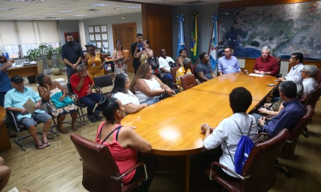 Niterói entrega títulos de propriedade a famílias de conjunto habitacional no Barreto