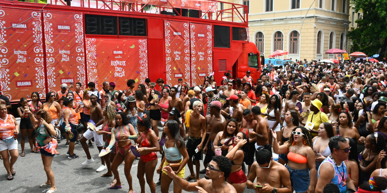 Blocos de carnaval levaram milhares de pessoas às ruas de Niterói no fim de semana