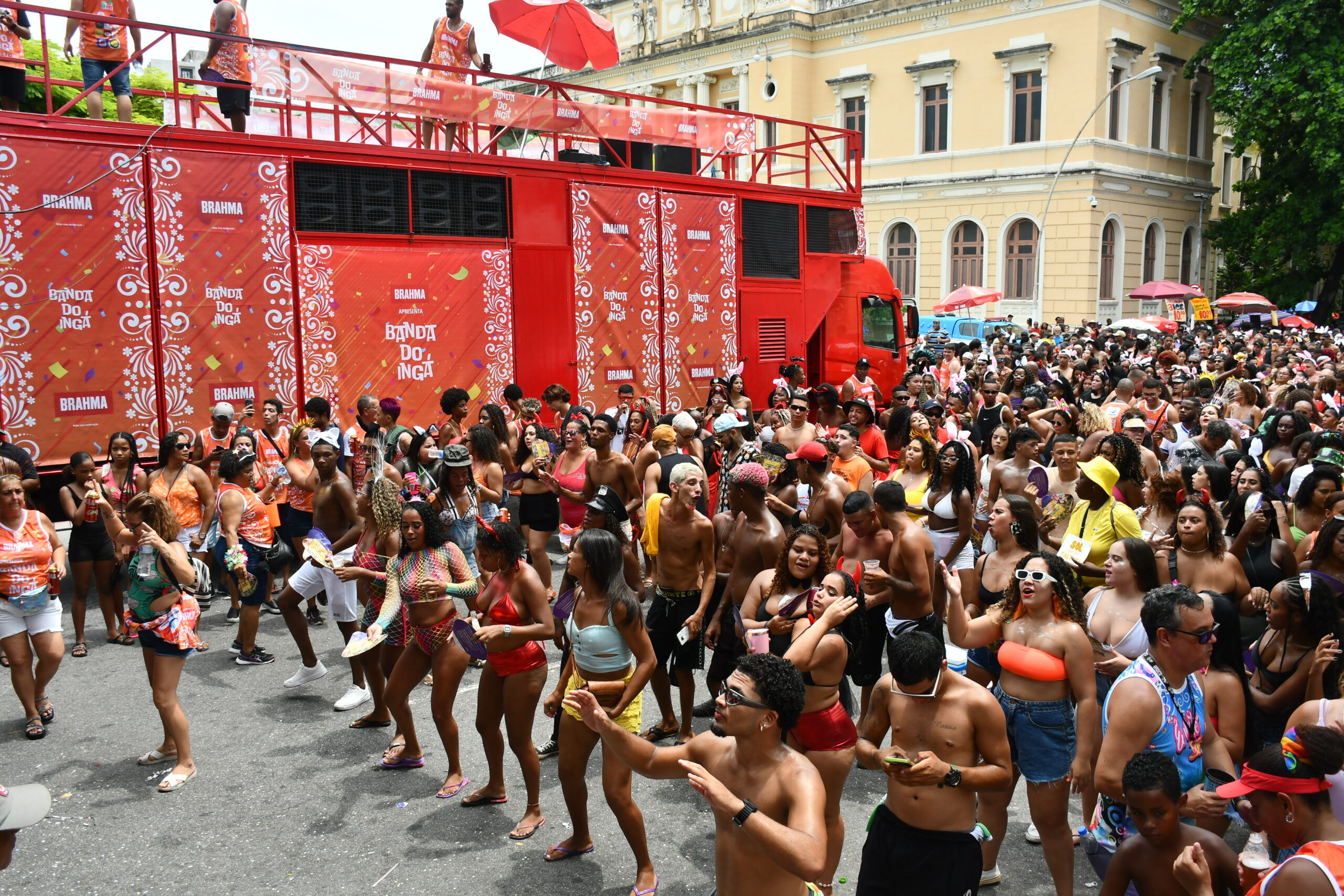 Blocos de carnaval levaram milhares de pessoas às ruas de Niterói no fim de semana