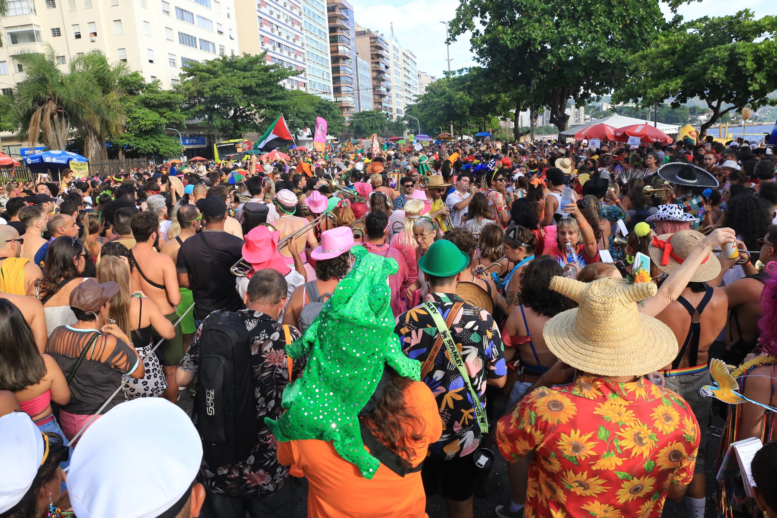 Niterói encerra carnaval com folia e educação