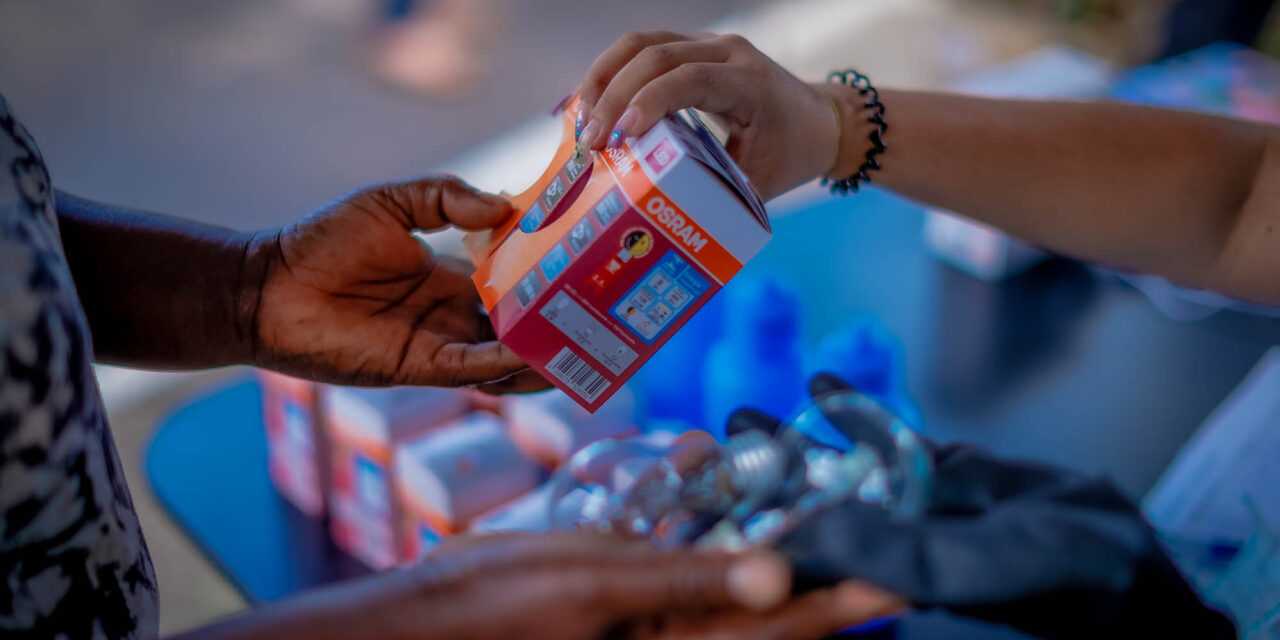 ENEL REALIZA TROCA DE LÂMPADAS E PROMOVE CONSUMO CONSCIENTE EM NITERÓI E SÃO GONÇALO