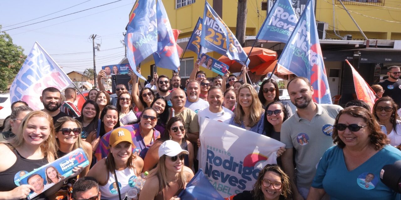 RODRIGO NEVES FAZ CAMINHADA NO LARGO DA BATALHA