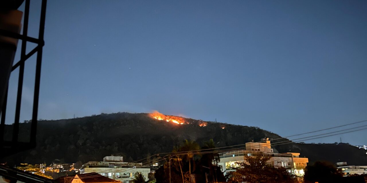 Grande incêndio no morro em São Francisco