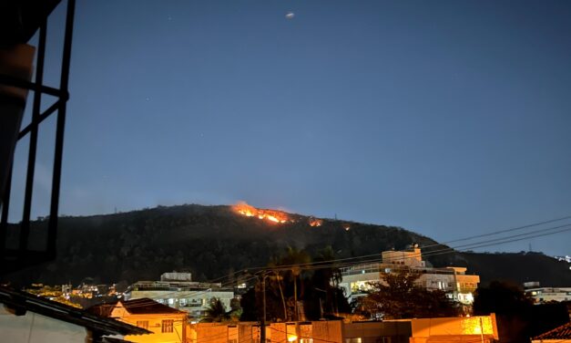 Grande incêndio no morro em São Francisco