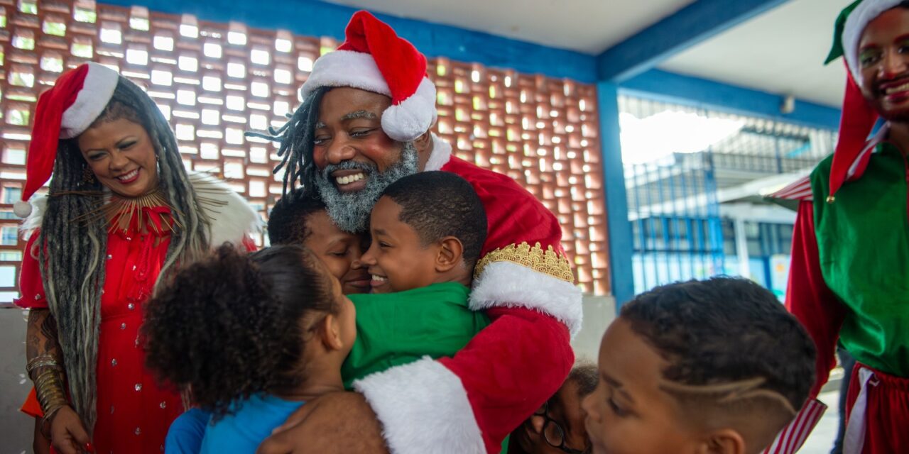 Papai Noel negro encanta crianças na favela Cidade de Deus