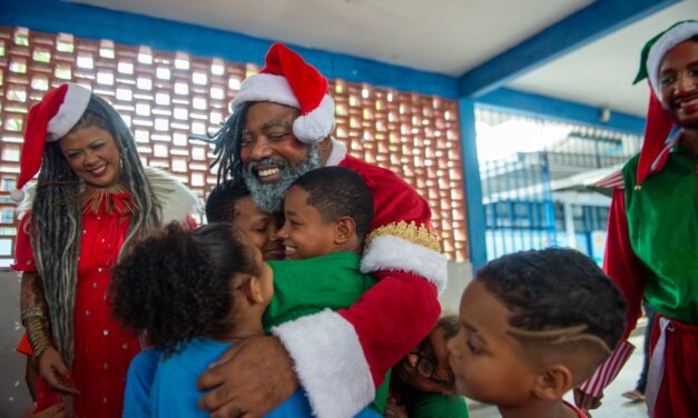 Papai Noel negro encanta crianças na favela Cidade de Deus