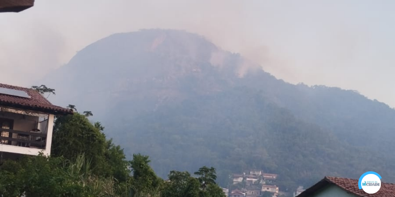 Fogo se alastra no Morro Santo Inácio