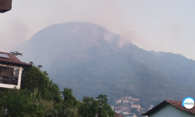 Fogo se alastra no Morro Santo Inácio