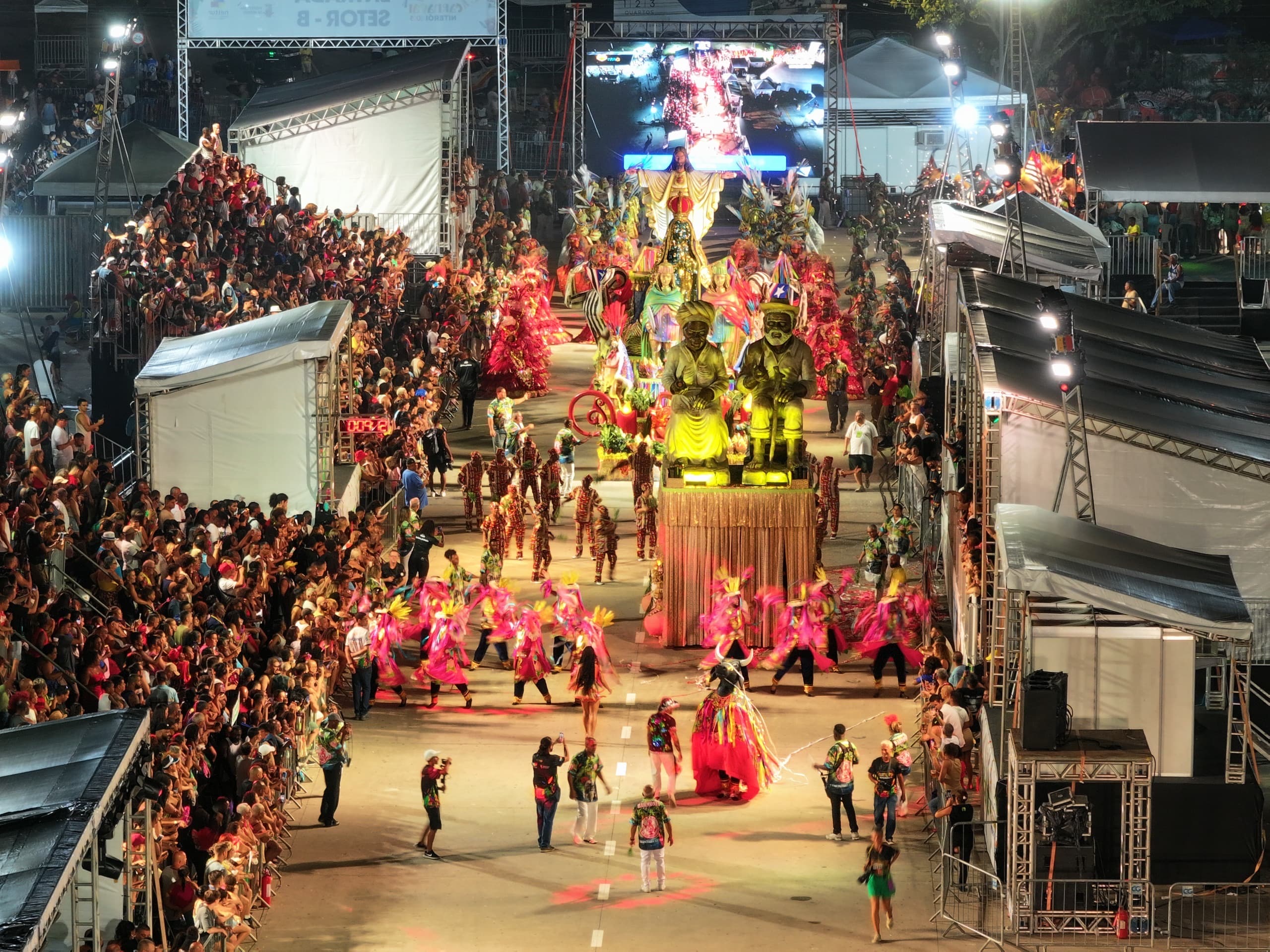 Desfile das escolas no Caminho Niemeyer valoriza o carnaval e impacta o Turismo