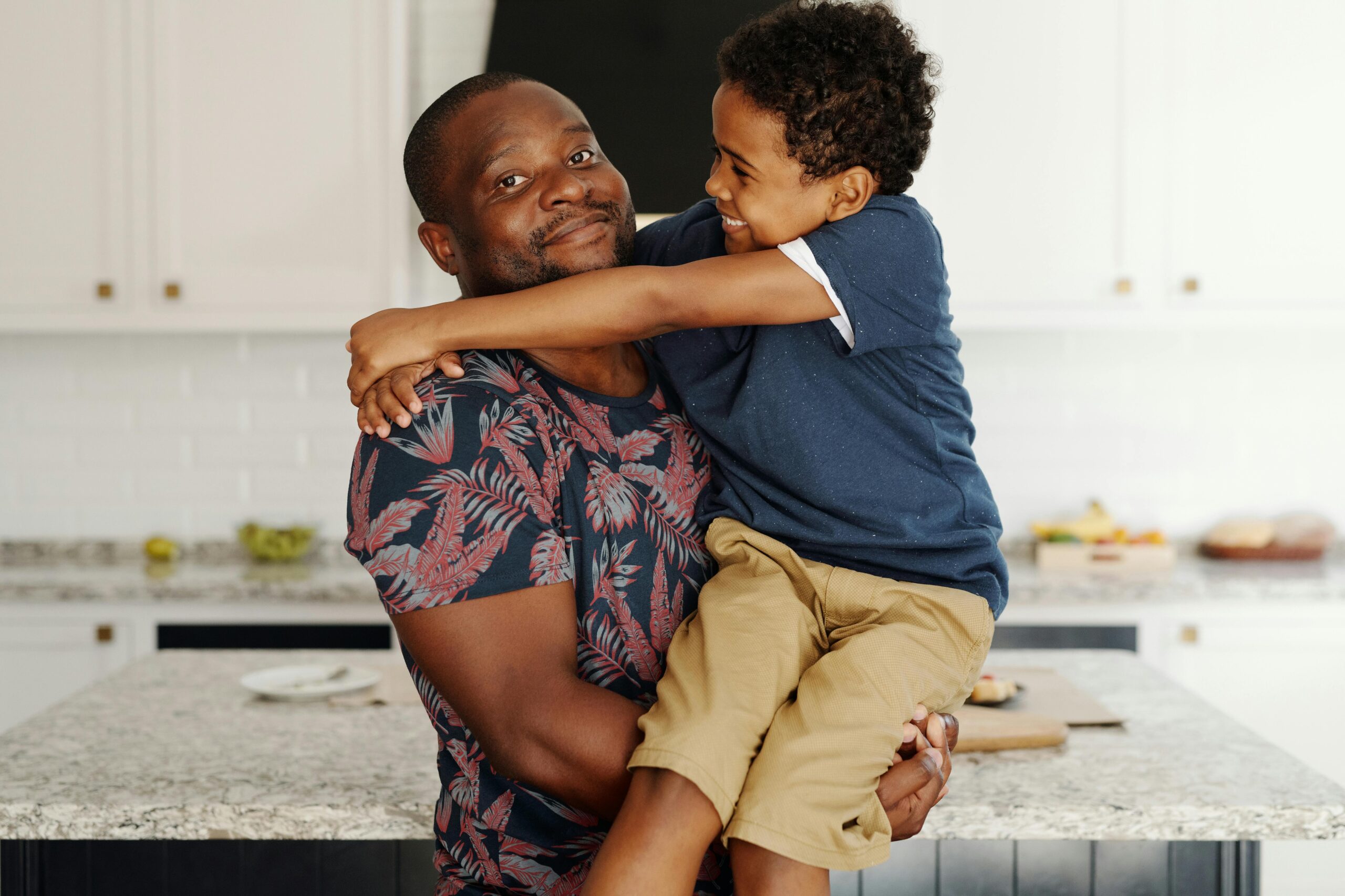 Dia dos Pais inspira homenagem a homens que apoiam companheiras e filhos pacientes do câncer