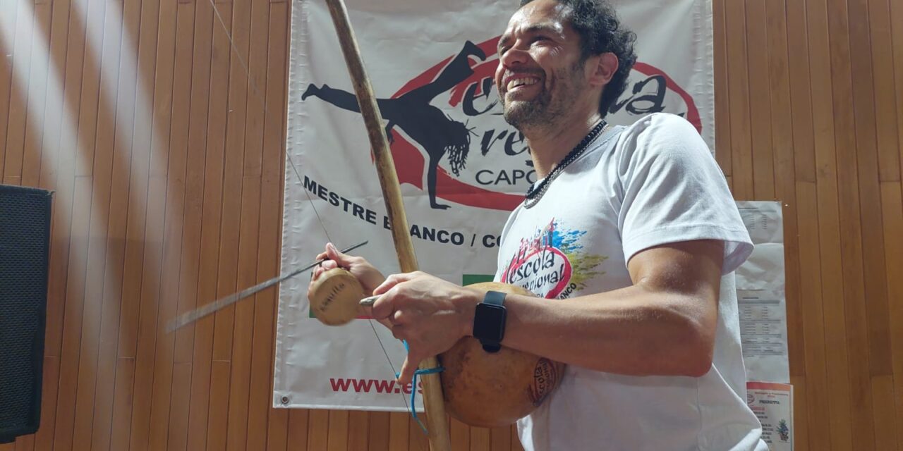 Grupo de capoeira comemora 25 anos