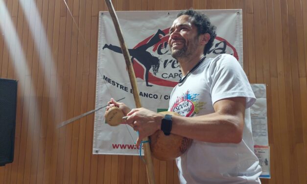 Grupo de capoeira comemora 25 anos