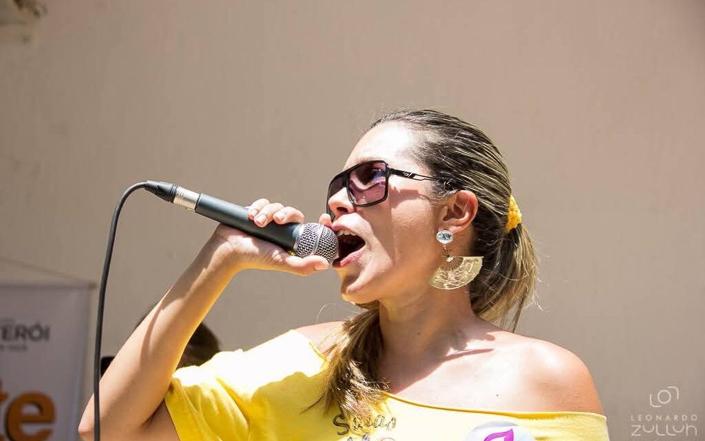 Maíra Santafé, encanta, com seu primeiro videoclipe e sua canção “Os Versos que Sei”