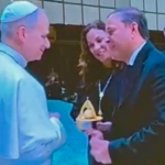 Prefeito de Niterói e presidente do MercoCidades, Rodrigo Neves, junto com esposa Fernanda Neves, recebidos em audiência no Vaticano pelo Papa Leão XIV